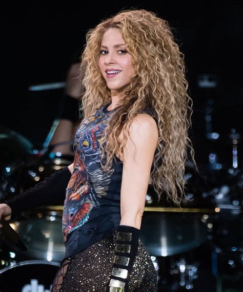 shakira hair|shakira with dark hair.